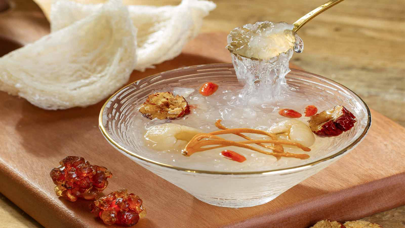 Tổ yến chưng đường phèn là cách sử dụng yến sào cho người già được nhiều người áp dụng