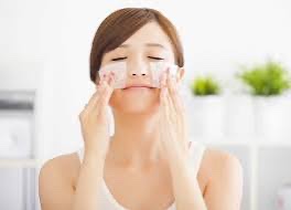  5 Mẹo chăm sóc da mụn đầu đen cho da dầu vào mùa hè